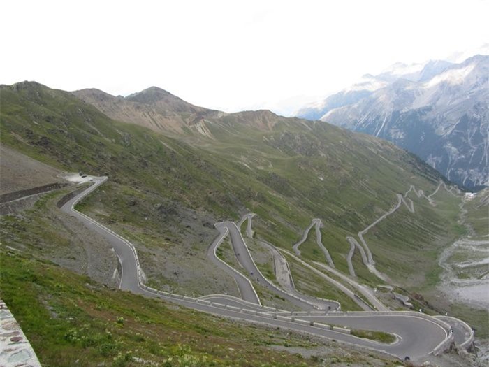  Đường Stelvio Pass, Italy đi qua dãy núi Ortler Alps. Những đoạn đường ngoằn ngoèo, hẹp và hàng rào an toàn thấp gây nguy hiểm khi lái xe qua đây. Đỉnh đèo cao 2.757 m, là con đường cao nhất của Italy. Ảnh: wikipedia. 