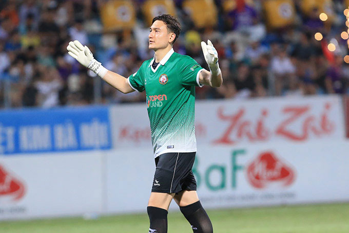 Văn Lâm tỏa sáng, Duy Mạnh thẻ đỏ, Hà Nội FC thảm bại trước Bình Định