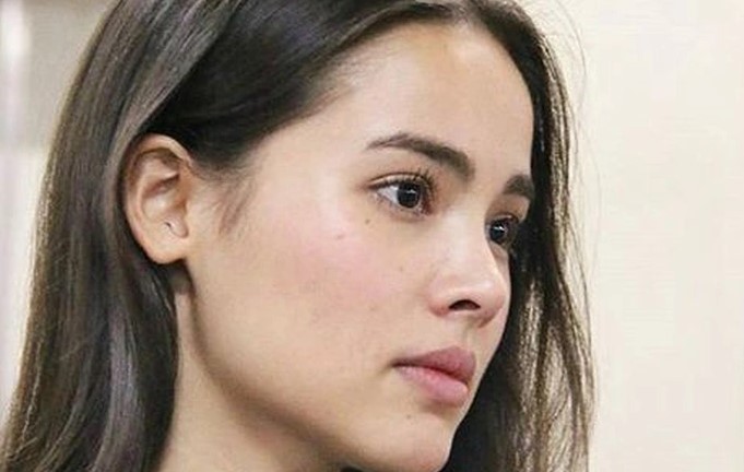 Mẹ bị ngã gãy tay, chồng tôi đưa bà 300 triệu bắt phải về quê sống, nào ngờ mẹ than thở một câu làm tôi lặng người