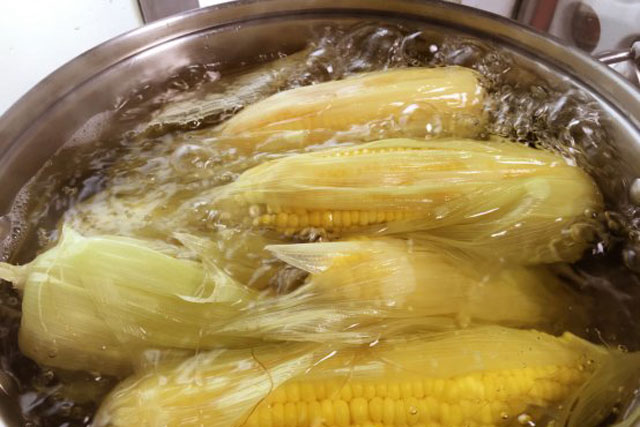 Luộc ngô chỉ bỏ nước lạnh thôi chưa đủ: Luộc với thứ này ngô ngon ngọt ăn hoài không chán