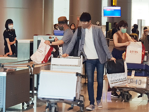Hành khách nước ngoài làm thủ tục soi chiếu hành lý khi hạ cánh sân bay quốc tế Đà Nẵng