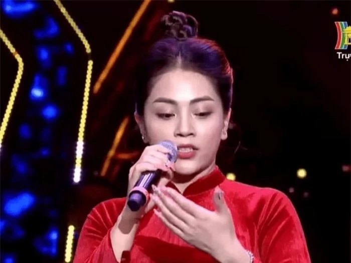 Nữ ca sĩ quen lời, chép ra tay trên sóng trực tiếp gây sốt mạng xã hội