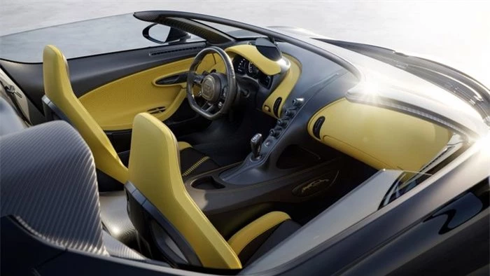 Cách bài trí, thiết kế không gian nội thất đều được giữ nguyên như trên những chiếc Bugatti khác. Sự khách biệt của khoang lái Mistral đến từ họa tiết trang trí ghế và khoang cửa.