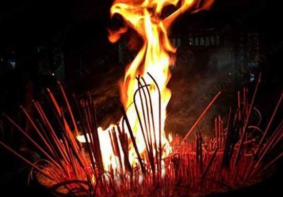 Bát hương bỗng có 5 dấu hiệu này là không ổn, gia chủ cần phải thay gấp