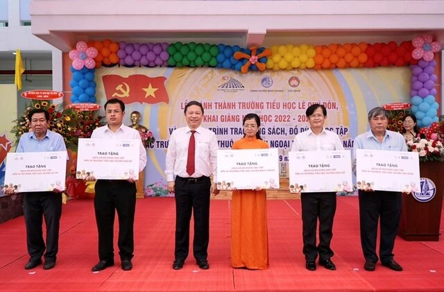 Phó Chủ tịch UBND TP.HCM Dương Anh Đức trao tặng sách (thứ 3 từ trái qua) Ảnh: TTBC