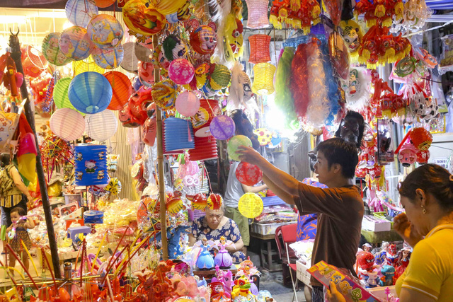 Phố Hàng Mã tấp nập người vui Trung thu sớm