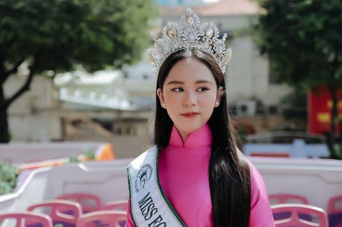 Dàn hoa hậu Việt về quê sau khi đăng quang: Người diễu hành hoành tráng, người bị 'ghẻ lạnh'