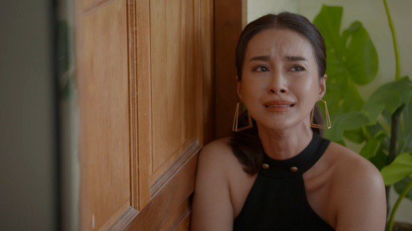 Gia đình phá sản tìm cô bạn thân khóc lóc, nửa đêm tôi choáng váng nhìn cục tiền trước mặt