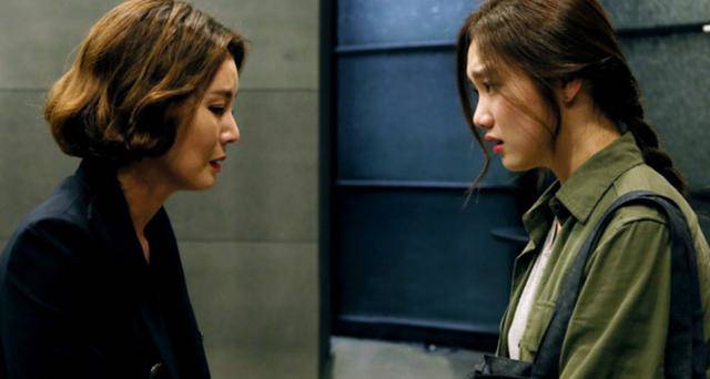 Đến thăm cô đồng nghiệp sinh con, tôi choáng váng nhìn người phụ nữ trong căn phòng bên cạnh