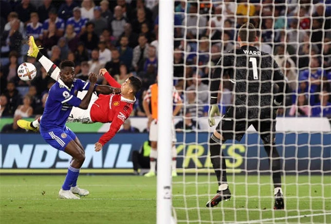 Ronaldo vô-lê đẹp mắt trong trận gặp Leicester