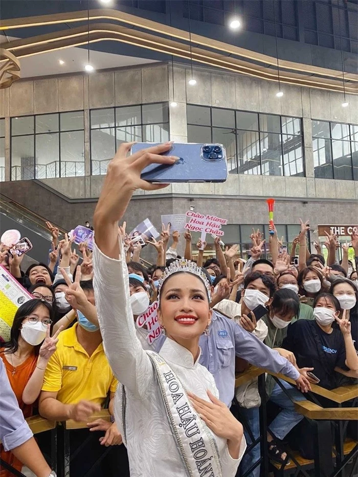 Dàn hoa hậu Việt về quê sau khi đăng quang: Người diễu hành hoành tráng, người bị 'ghẻ lạnh'