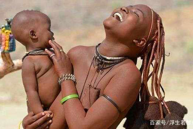 Bộ lạc nguyên thủy nơi phụ nữ từ chối mặc quần áo dùng bùn để bôi lên người, đàn ông sống không qua 15 tuổi