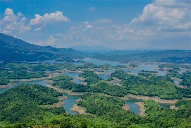 10 hồ nước đẹp nhất Việt Nam: Có nơi được gọi là &quot;Vịnh Hạ Long của Tây Nguyên&quot; - Ảnh 1.