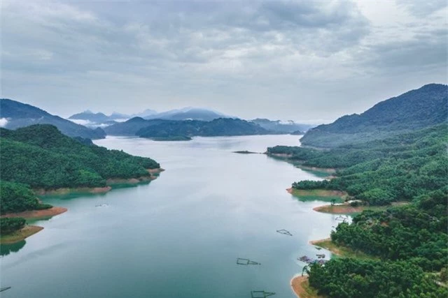 10 hồ nước đẹp nhất Việt Nam: Có nơi được gọi là &quot;Vịnh Hạ Long của Tây Nguyên&quot; - Ảnh 3.