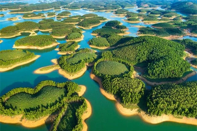 10 hồ nước đẹp nhất Việt Nam: Có nơi được gọi là &quot;Vịnh Hạ Long của Tây Nguyên&quot; - Ảnh 7.