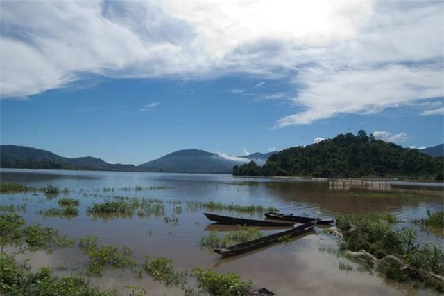 10 hồ nước đẹp nhất Việt Nam: Có nơi được gọi là &quot;Vịnh Hạ Long của Tây Nguyên&quot; - Ảnh 8.