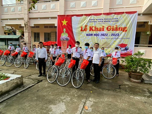 Lãnh đạo Công an huyện Phong Điền tặng xe đạp cho các em học sinh có hoàn cảnh khó khăn.