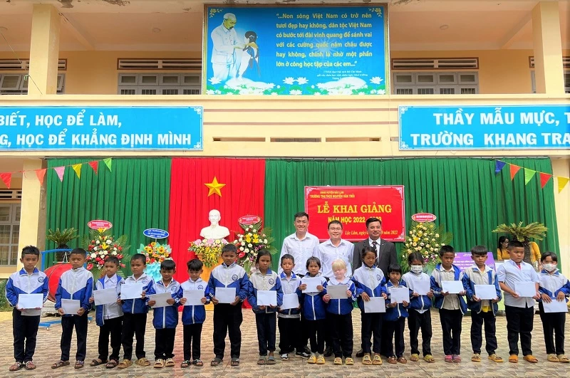 Anh Nguyễn Đức Thuận (ở giữa hàng sau) - Bí thư Đoàn thanh niên Công ty Thuỷ điện Đồng Nai, trao học bổng cho các em học sinh Trường TH&THCS Nguyễn Văn Trỗi (xã Lộc Lâm, huyện Bảo Lâm).