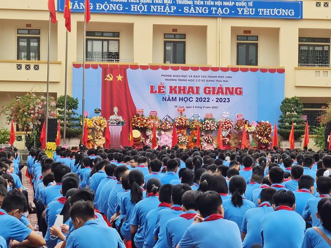 Học sinh miền Trung khai giảng năm học mới