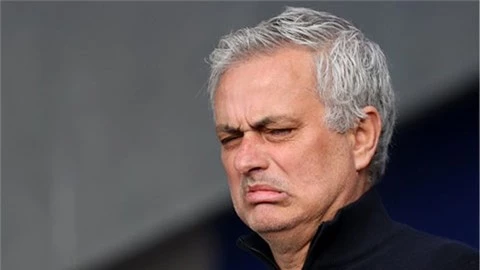HLV Mourinho bị chế giễu sau trận Roma thua thảm