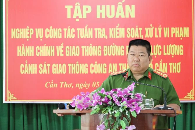 Đại tá Lương Văn Bền, Phó Giám đốc Công an TP Cần Thơ phát biểu tại lớp tập huấn