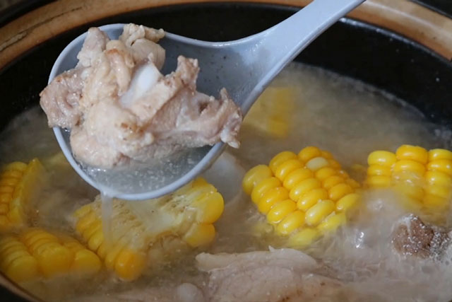 Hóa ra nước hầm xương ngon đậm đà không phải cứ hầm lâu và vớt bọt là xong, cứ phải cho thứ này vào