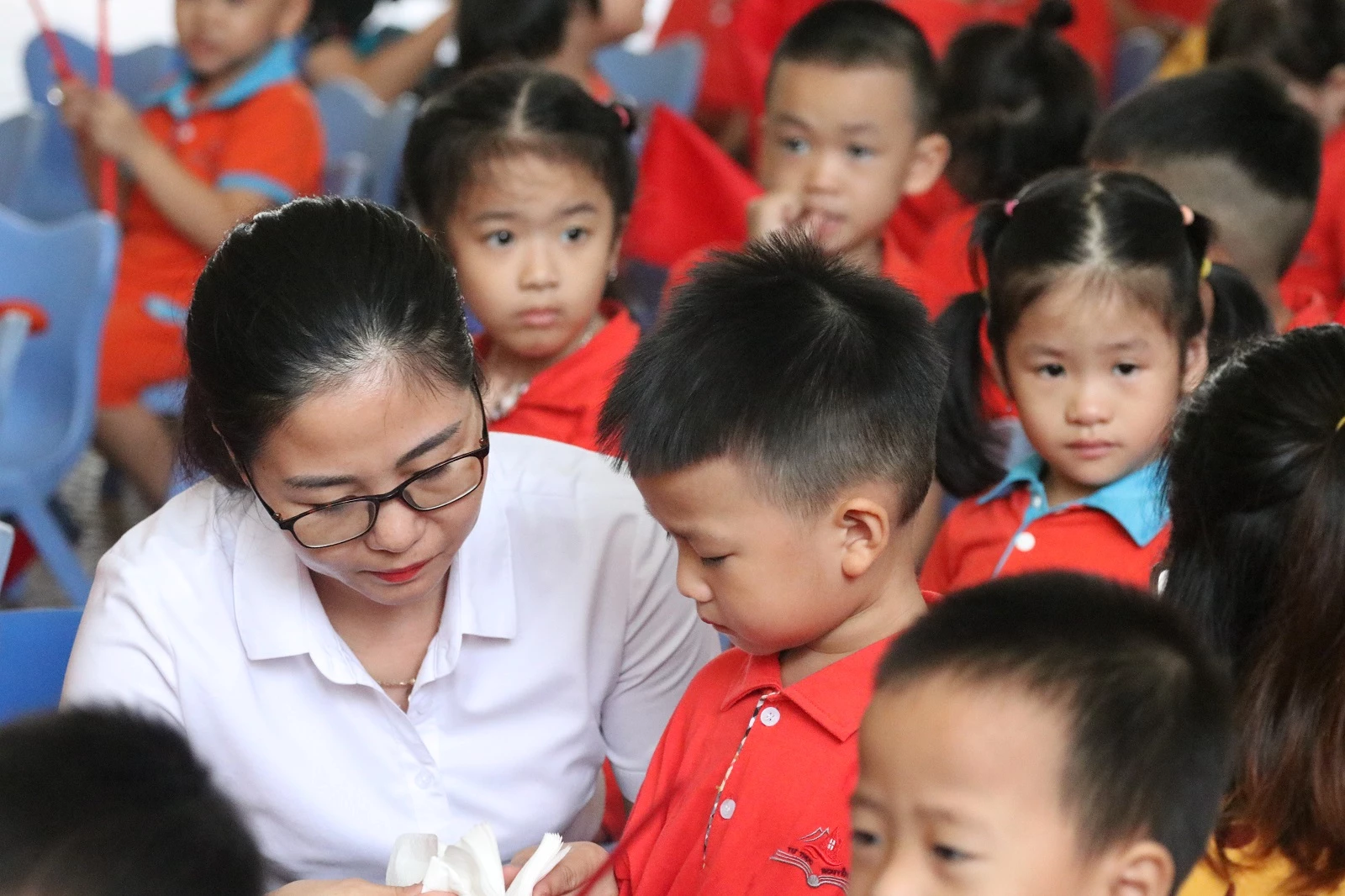 hòa chung với không khí cả nước, khoảng 280.000 học sinh trên địa bàn tỉnh Thừa Thiên - Huế nô nức đến trường, dự lễ khai giảng năm học 2022-2023 