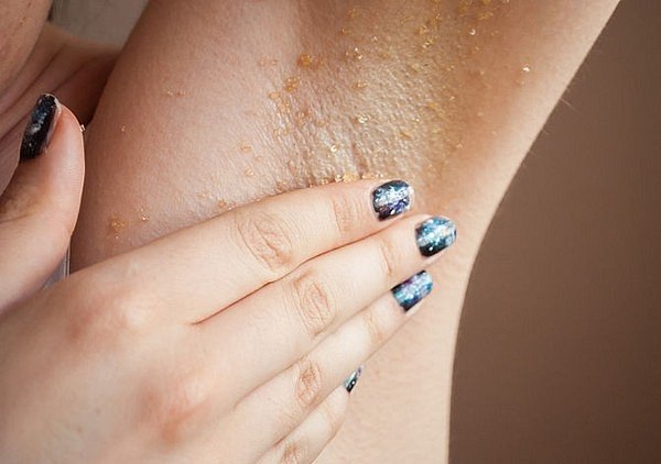 Thấy dấu hiệu này ở nách phải đi khám ngay