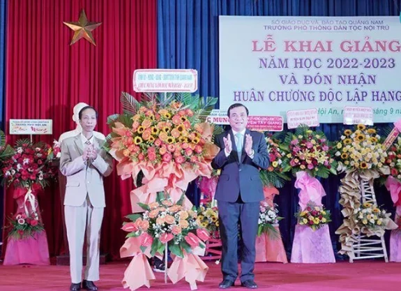 Bí thư Tỉnh ủy Hà Tĩnh Phan Việt Cường tặng hoa chúc mừng giáo viên và học sinh Trường Trung học Phổ thông Dân tộc Nội trú tỉnh Quảng Nam.hơn 354 nghìn học sinh các cấp và hơn 20 nghìn giáo viên ở tỉnh Quảng Nam bước vào khai giảng năm học 2022-2023. 