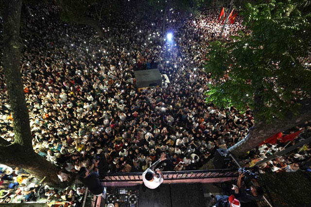 Biểu diễn không phép ở ban công nhà riêng trên phố cổ, Tuấn Hưng bị xử phạt thế nào?