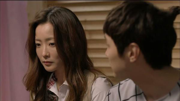 Vợ ôm đống tiền đầy sung sướng sau vụ chồng bị đánh ghen vì cặp với gái già