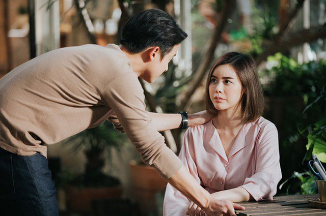 Nghe tiếng mở cửa lúc nửa đêm, tôi bàng hoàng khi thấy vợ cầm hành lý, lau khô nước mắt rồi bỏ đi