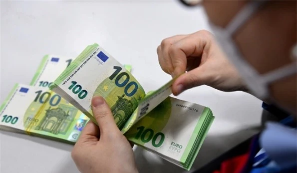 Đồng tiền chung châu Âu rẻ kỷ lục: 1 EUR không đổi được 0,99 USD - Ảnh 1.
