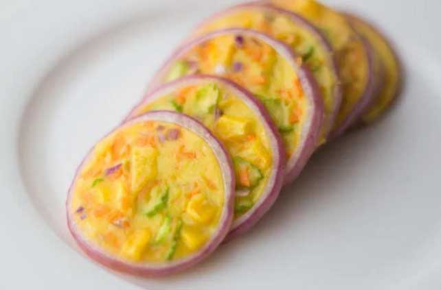 Thấy vợ đổ trứng vào hành tây, tưởng chơi trò trẻ con ai ngờ có món bánh độc lạ, hấp dẫn