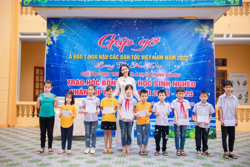 Nàng hậu trao quà cho các em nhỏ