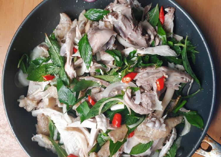 Đầu bếp nhà hàng "lộ" cách làm gà bóp rau răm giòn sần sật, đảm bảo "hạ gục" vị giác của bất kì ai