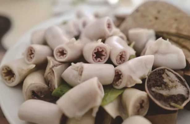 Chỉ thêm một bước này món lòng luộc trắng tinh, thơm nức, ăn giòn sần sật