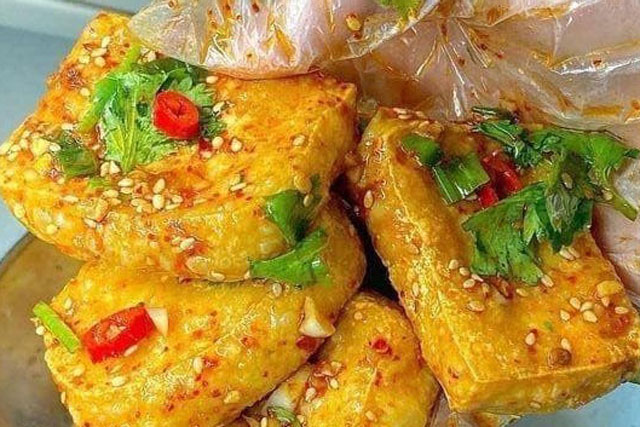 Đậu phụ chiên xong đem trộn với kiểu sốt này ăn rất đưa cơm