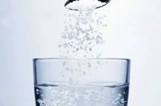 Uống 1 ly nước muối loãng buổi sáng nhận ngay 5 lợi ích kỳ diệu bạn không nên bỏ qua