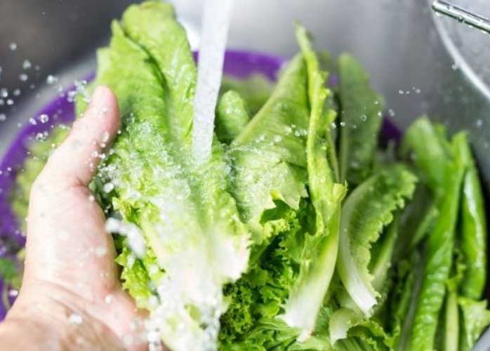 Ngâm rau sống bằng nước muối tưởng sạch hóa sai lầm, đây mới là cách loại bỏ hết mầm bệnh và vi khuẩn