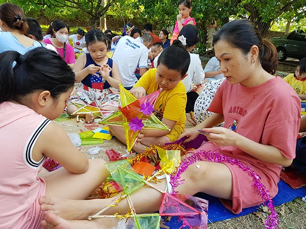 Mẹ và bé cùng trải nghiệm làm lồng đèn khi tham gia chương trình vui Tết Trung thu tại Bảo tàng Đà Nẵng