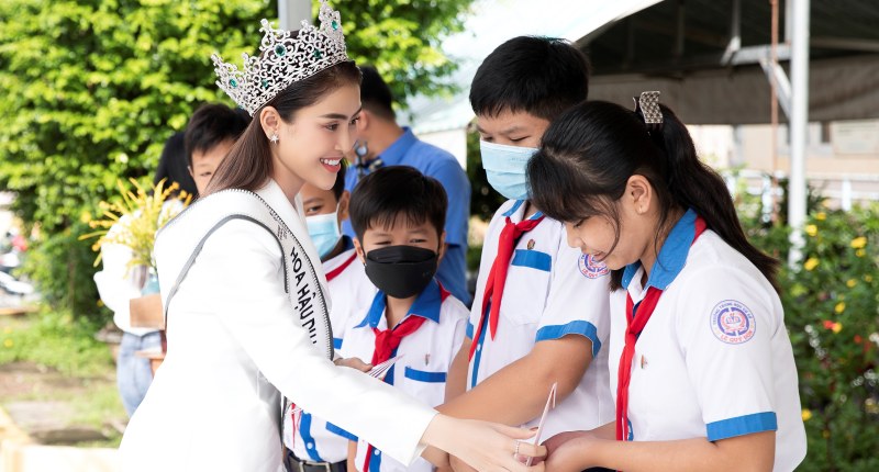 Hoa hậu Lý Kim Thảo trao học bổng cho học sinh nghèo ở Bạc Liêu