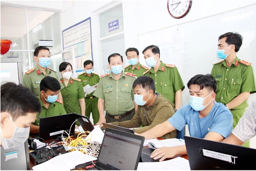 Thei61u tường Nguyễn Văn Thuận - Giám đốc công an TP Cần Tơ kiểm tra công tác làm CCCD gắn chíp điện tử .