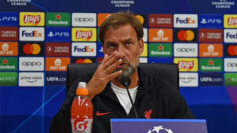 HLV Klopp mắng phóng viên vì câu hỏi 'đáng xấu hổ'