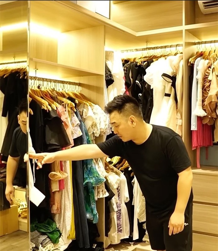 Cận cảnh phòng để đồ xa hoa không khác gì cửa hàng thời trang của vợ streamer giàu nhất Việt Nam
