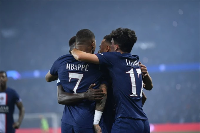 Mbappe tỏa sáng với cú đúp bàn thắng