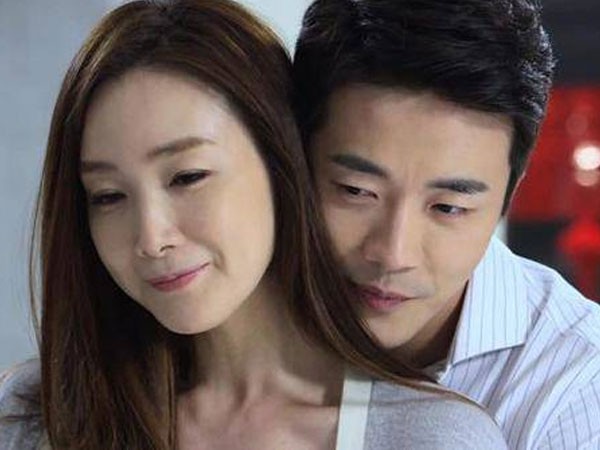 Vợ đẻ nửa năm vẫn bắt chồng 'nhịn', một đêm nghe tiếng hổn hển tôi đẩy cửa vào thì...