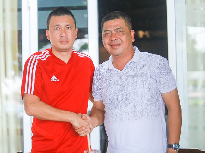 CĐV Hải Phòng nhổ nước bọt gặp trực tiếp, xin trọng tài tha thứ