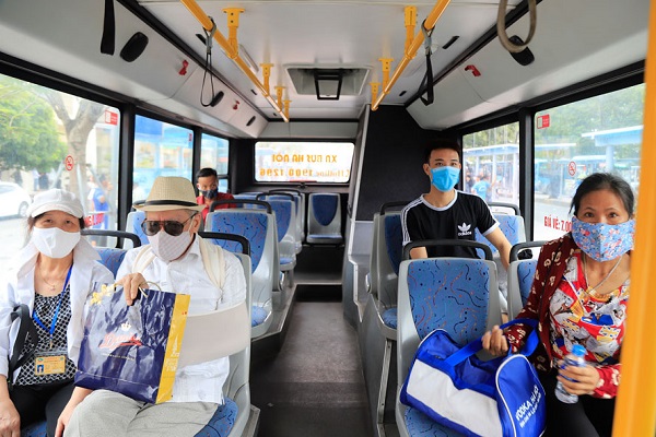 Người tham gia phương tiện giao thông công cộng bắt buộc phải đeo khẩu trang 