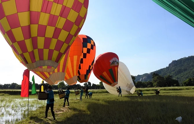 Để các khinh khí cầu bay lơ lửng, các phi công liên tục thổi khí vào bên trong khinh khí cầu.